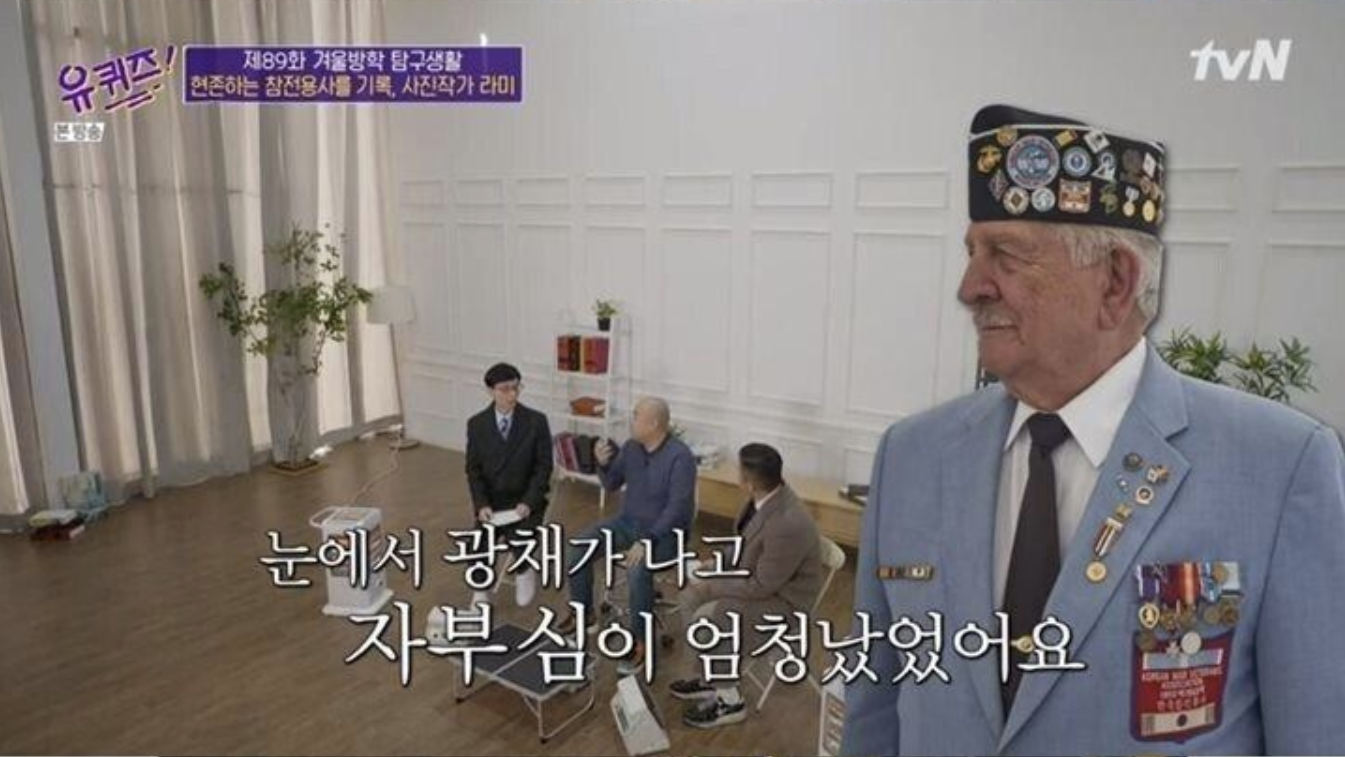  한국전 참전용사의 사진을 찍어 감사의 액자를 선물하는 사진사