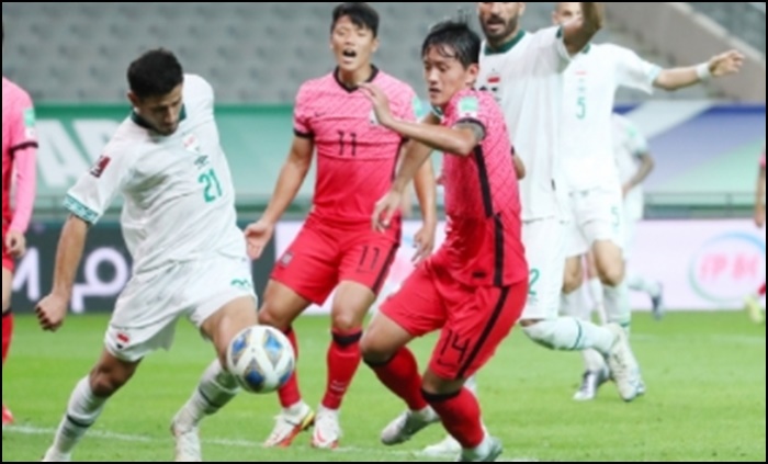 월드컵-최종예선에서-볼을-경합하는-한국과-이라크-선수들의-모습