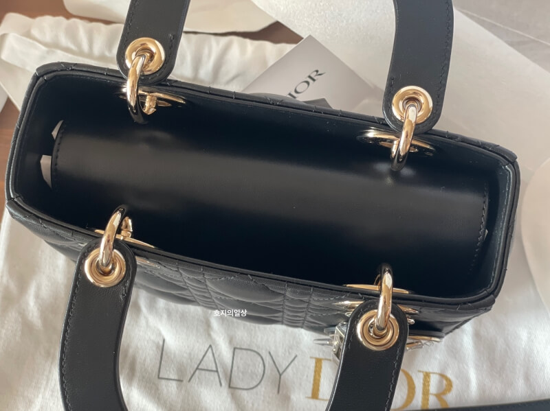 [Dior] 디올 레이디백 스몰 블랙 - 가방 윗면 덮개