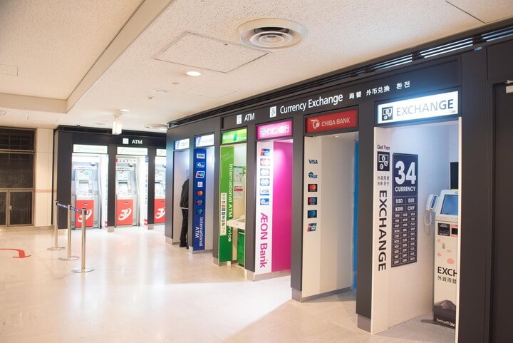 나리타 공항 제 1 터미널의 세븐일레븐 ATM 장소