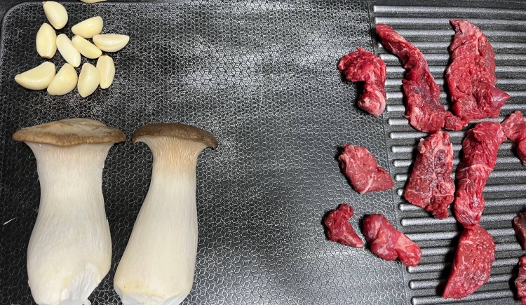 왼쪽 마늘 버섯&#44; 오른쪽 쇠고기 셋팅 한 불판사진