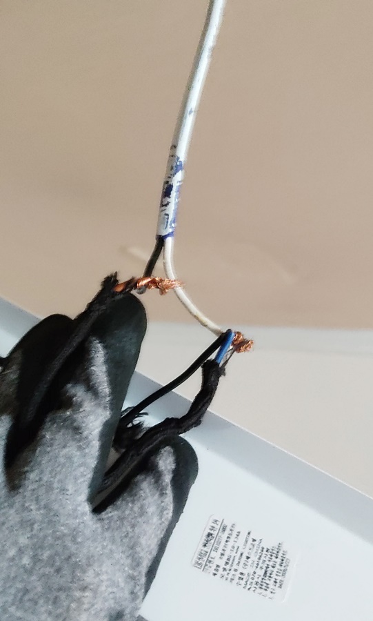 펜던트등에서 나오는 전선과 천장에 있는 전선을 연결하여 꼬아줌