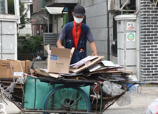 "33년 동안 교도관으로 퇴직하고,어려운 사람"들을 위해 폐지를 주우러 다니시는 할아버지는 힘들게 일해서 번 돈 8000씩 모아 1억을 기부했습니다.