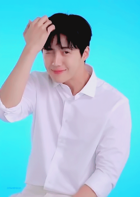 더쿠 - 대체 머리 왜 이렇게 터는지 알려 줄 사람 ㅠㅠ.gif