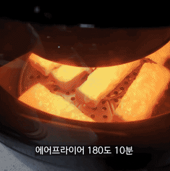  SNS에서 난리난 초간단 마늘빵 ㄷㄷㄷ.gif
