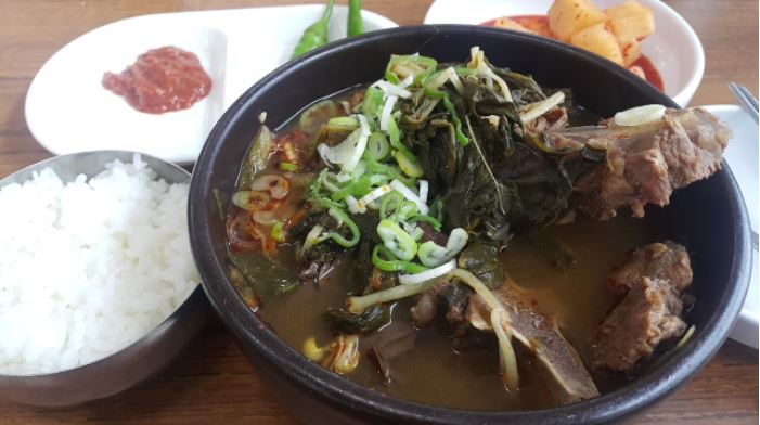 60년 이상의 업력을 지닌 해장국 노포의 해장국. 소뼈&#44; 우거지&#44; 된장국물이다.
