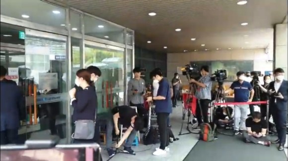 서울시청 앞 박원순 분향소 앞 성창경TV서울대병원 장례식장 주차장에 마련된 강용석·김용호·김세석·김용호·양평의 집. 유튜브 ON. 2020년 7월 11일 2시 30분 137