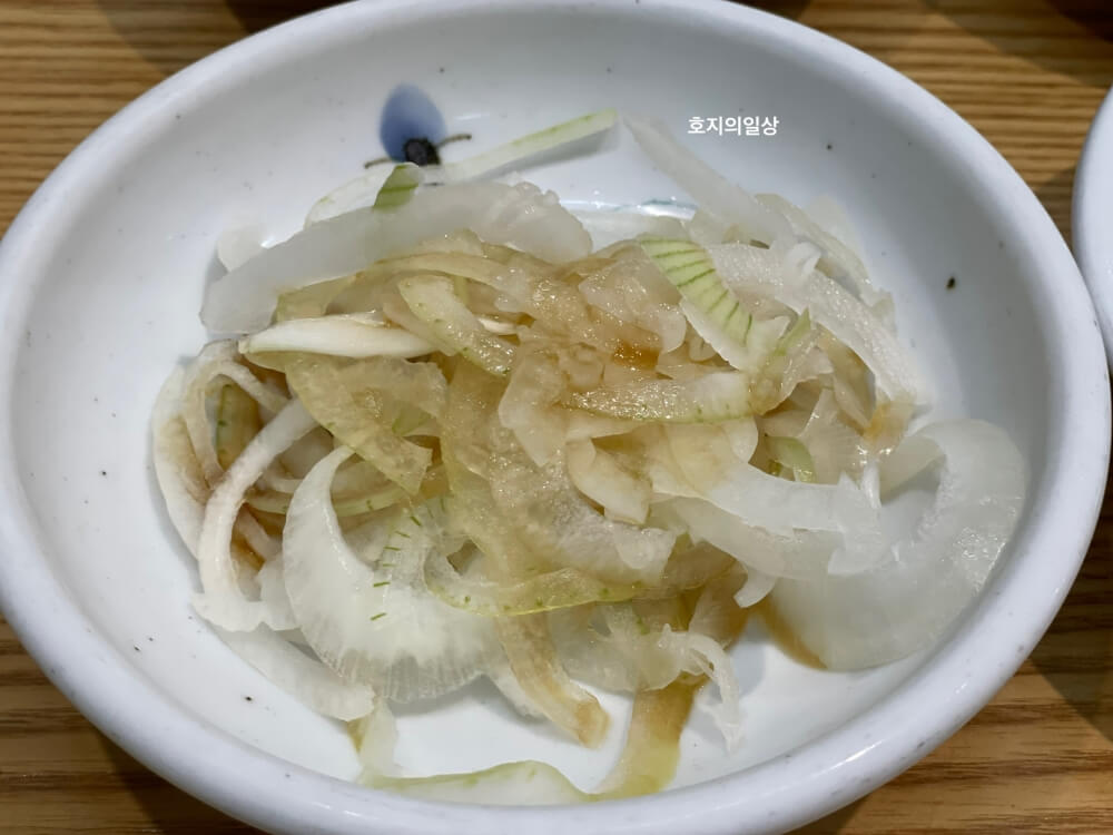 수원 광교 안동국시 맛집 서빈 - 기본찬 양파 무침