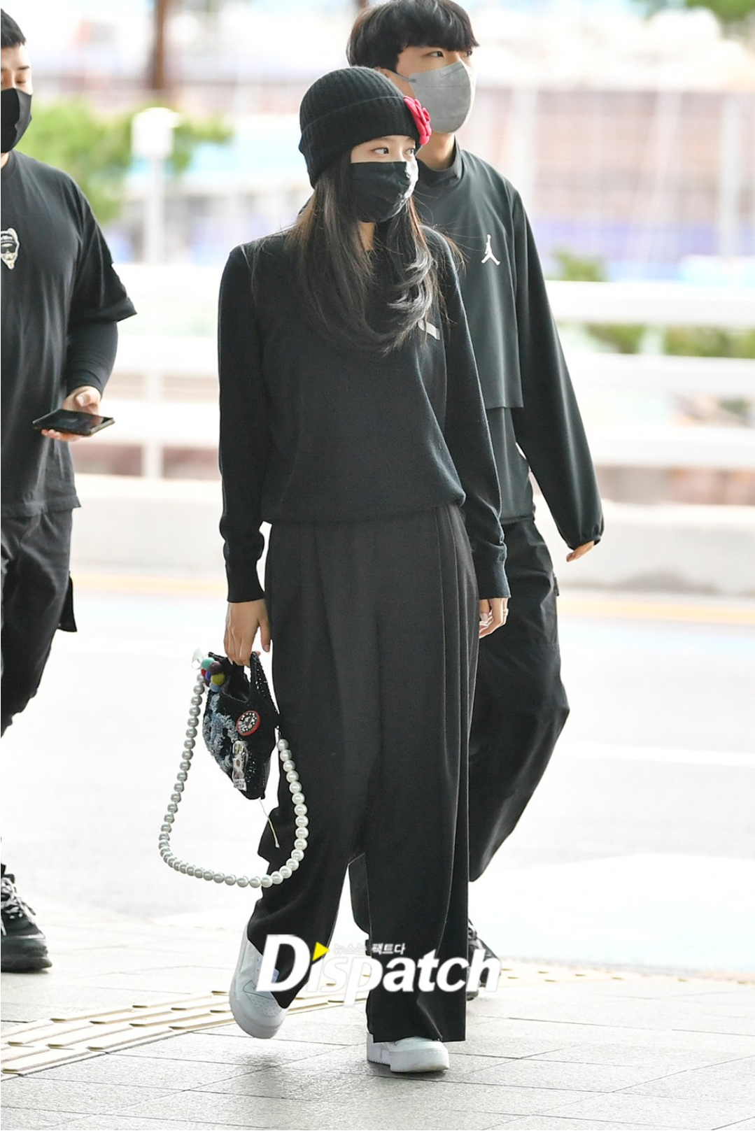  제니 출국 옷 샤넬 티셔츠 파리 패션 위크 공항 패션 뜨개 가방