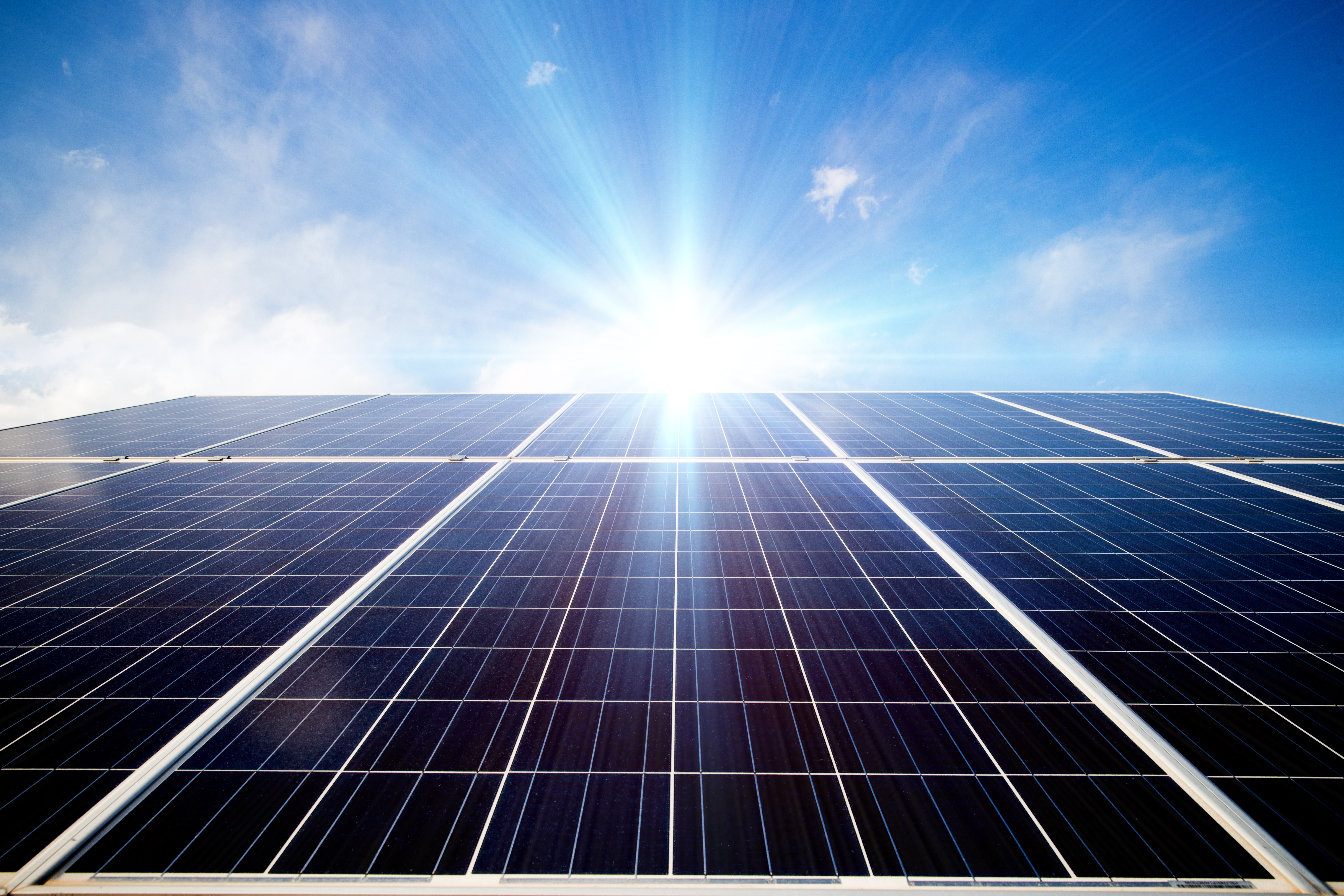 태양 에너지는 가장 친환경적인 에너지 중 하나로&#44; 지구에 무한한 공급이 가능합니다. 태양 에너지는 태양광 패널을 통해 전기로 변환되어 다양한 용도로 사용될 수 있습니다.