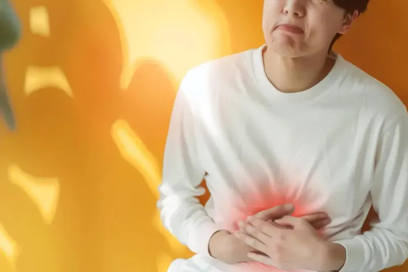 대마종자유 복용 후 복부 불편감을 느끼는 남성의 모습입니다.
