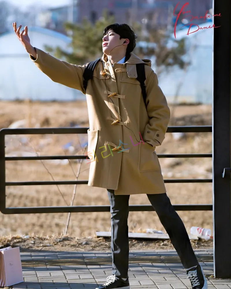 추영우가 베이지색 더플코트를 입고 이어폰을 끼고 춤을 추는 듯한 역동적인 포즈를 취하고 있다. 배경은 겨울 분위기의 야외로&amp;#44; 쌀쌀한 날씨와 어우러진 따뜻한 색감의 의상이 인상적이다.