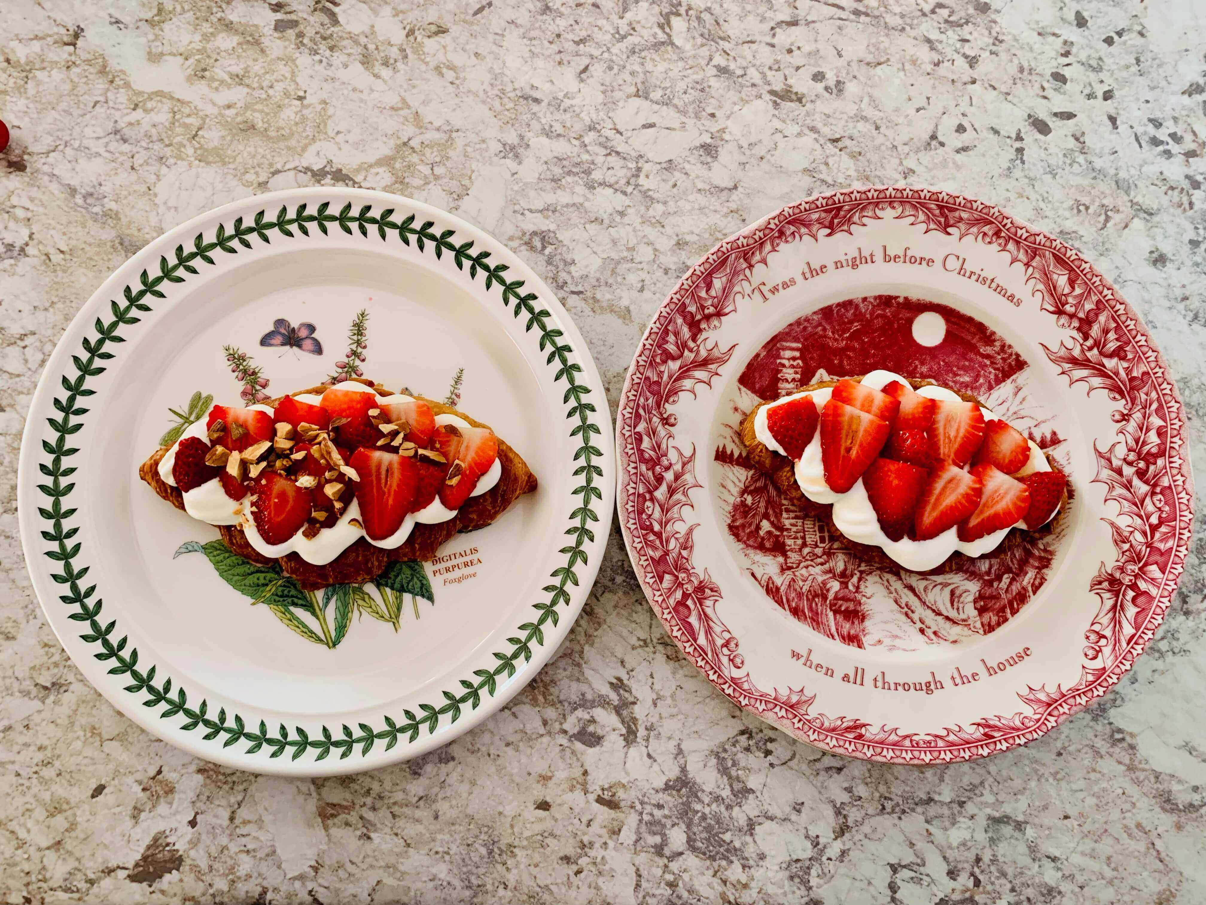 두개의-접시-위에-생크림-딸기-크로와상-파니니가-올려진-모습
