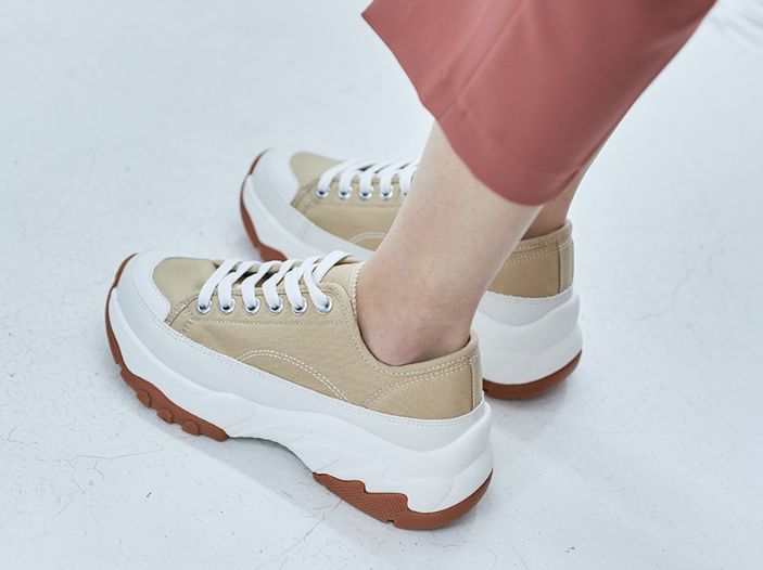  쿠션감 있는 패브릭 투톤굽 5.5cm 스니커즈