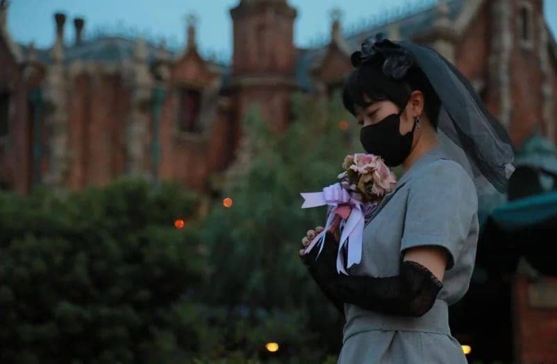 궁전 앞에서 꽃을 들고 있는 여성