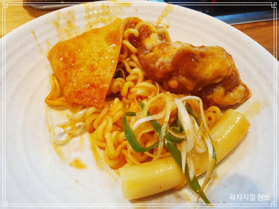 앞접시에-담긴-떡볶이
