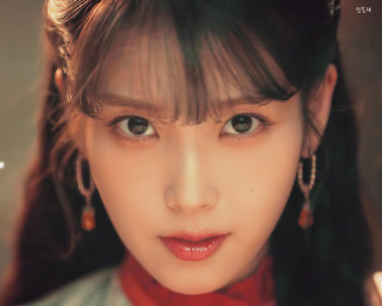  아이유 반올림피자 메이킹필름 움짤 gif