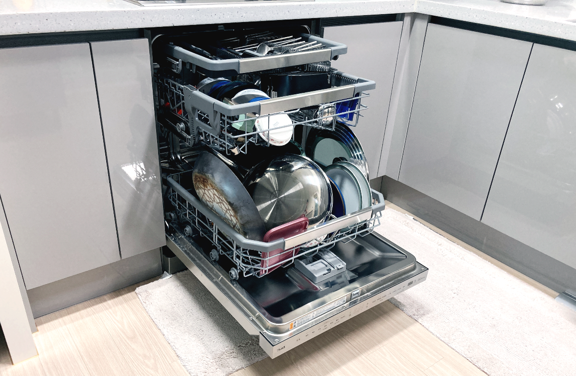 LG 식기세척기 (LG DIOS DFB22) 하루치 설거지가 쌓인 모습