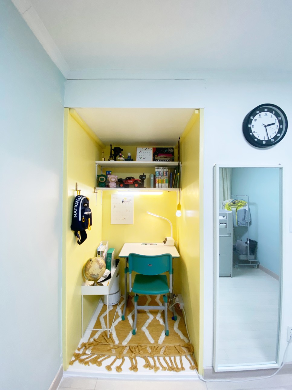 재배치로 차분하고 실용적인 아이방 인테리어 가구 25