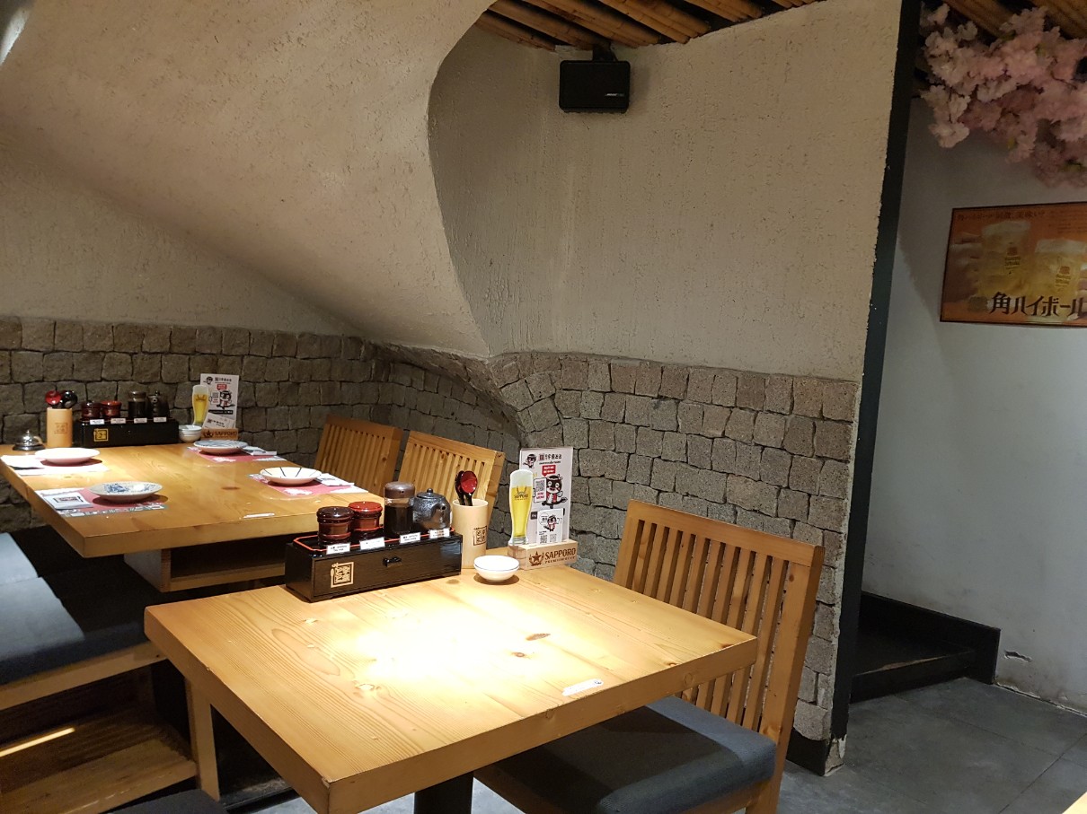 호치민 1군 벤탄시장 일본식 장어요리 전문점 우나또또 - 식당 분위기