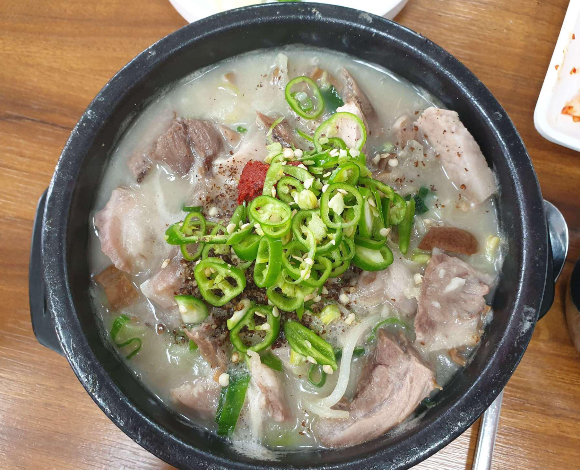 수유-골목순대국의-특순대국