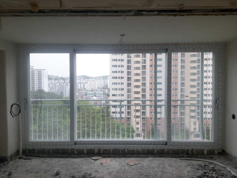 거실 벽면에 매입 박스를 시공한 무몰딩 인테리어 용인시 아파트 거실 리모델링 - 거실 벽면에 매입 박스를 시공한 무몰딩 인테리어 용인시 아파트 거실 리모델링 -