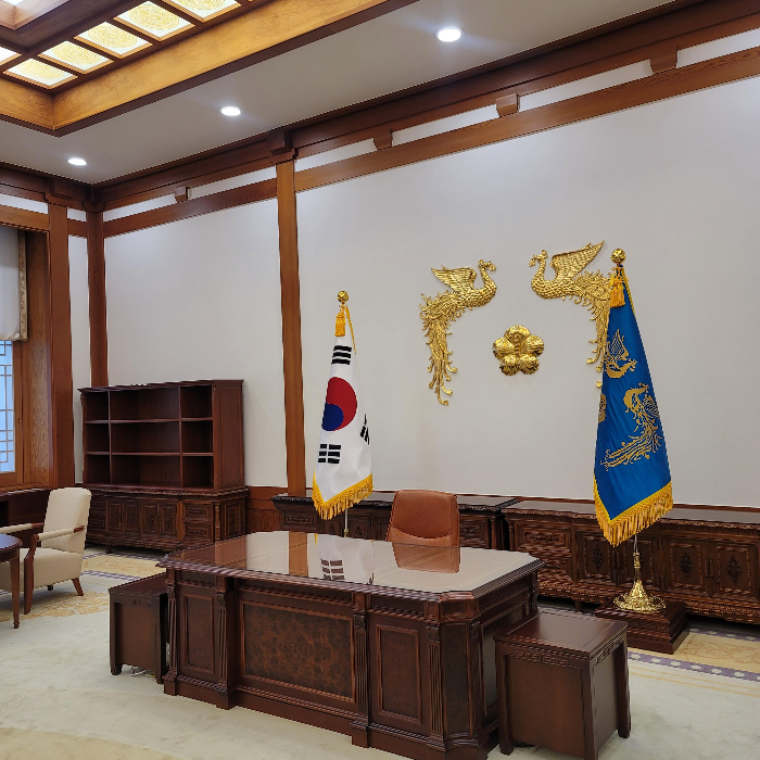 대통령의 집무실로 책상과 의자가 있으며 양 옆으로 청와대 깃발과 태극기가 있다. 책상과 의자 뒤의 벽에는 봉황 두마리 사이에 무궁화가 금색으로 만들어져 있다.