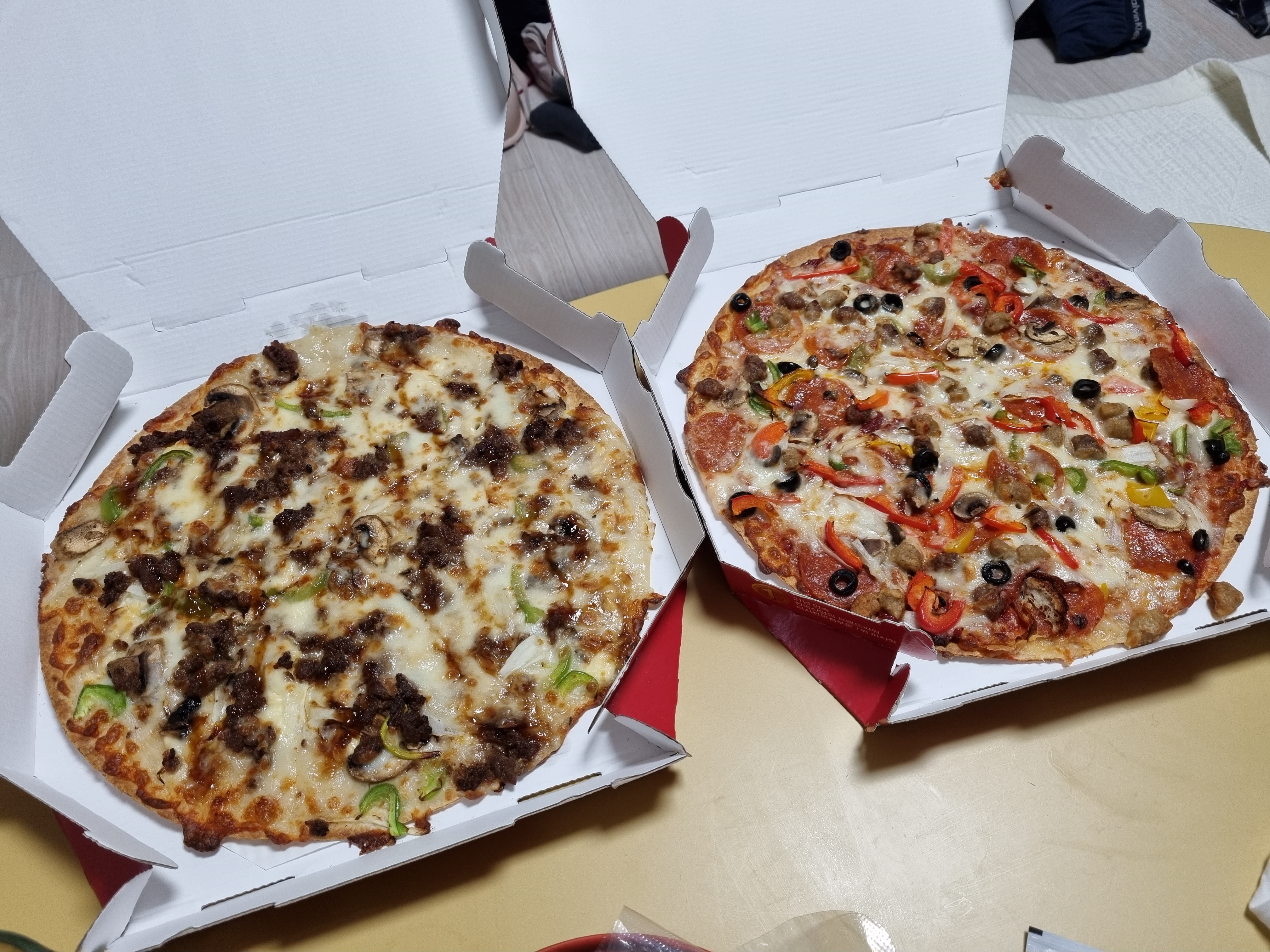  여전한 우리의 피자 맛집 "피자헛", 라지사이즈 피자 두판이 19,900원이라고??
