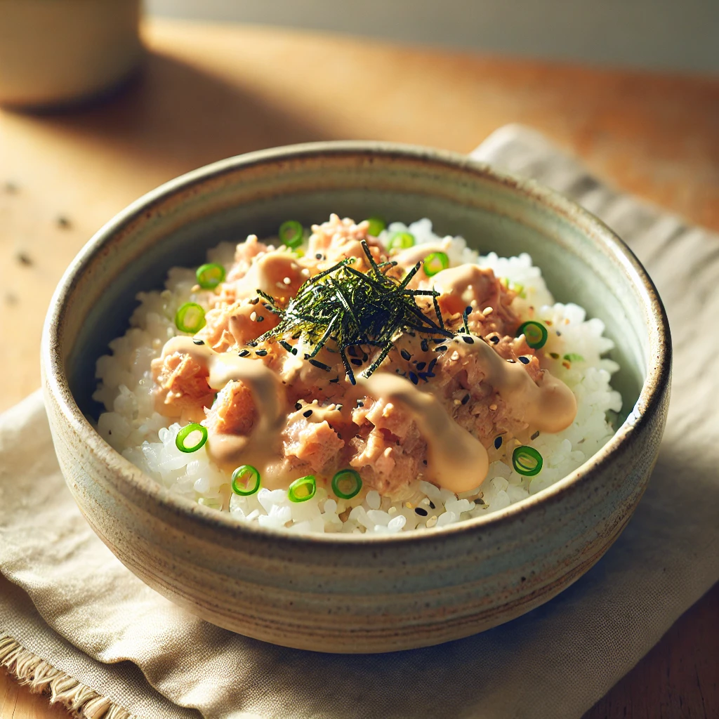 간단하고 맛있는 참치마요 덮밥, 밥 위에 크리미한 참치마요 소스와 다진 파, 김가루, 깨가 올라간 한 그릇 요리.
