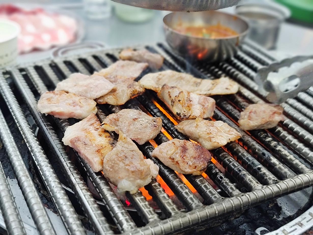 서울-신사동-가로수길-모소리-고기-굽는-사진