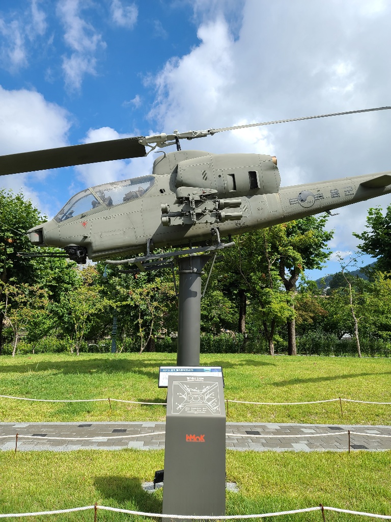 용산 전쟁기념관 어린이박물관 야외 전시관이 설치된 헬리콤터 사진