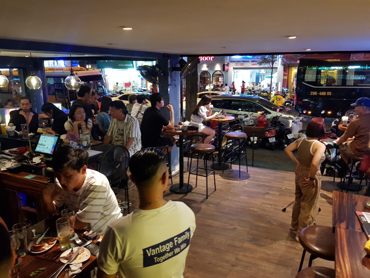 호치민 1군 수제 맥주 전문점 Pasteur Street Brewing Co. - 가게 1층