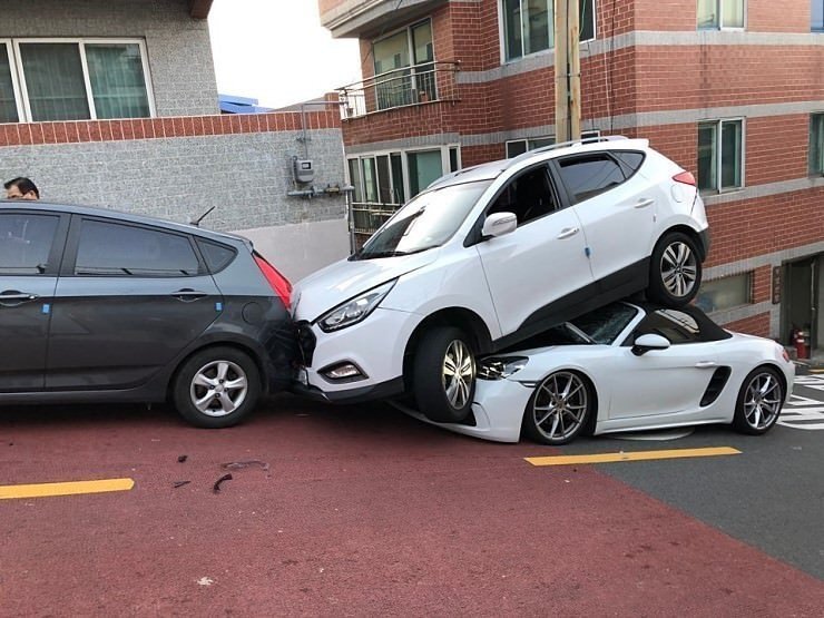  포르쉐 박살난 사고ㄷㄷㄷ.jpg