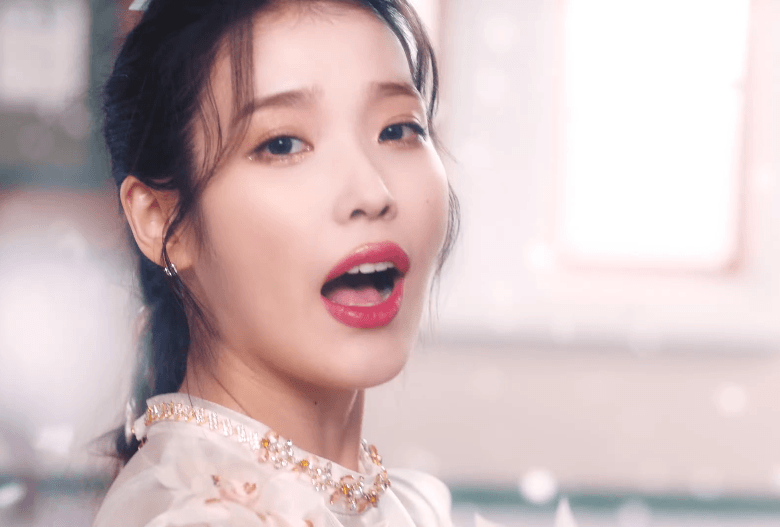  아이유 타이틀곡 라일락 뮤비 화이트 드레스 패션 움짤 모음 gif