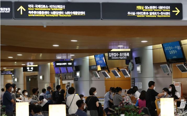  신촌세브란스병원 재활병원 영양팀 코로나19 확진자 17명 발생..71병동 코호트 격리