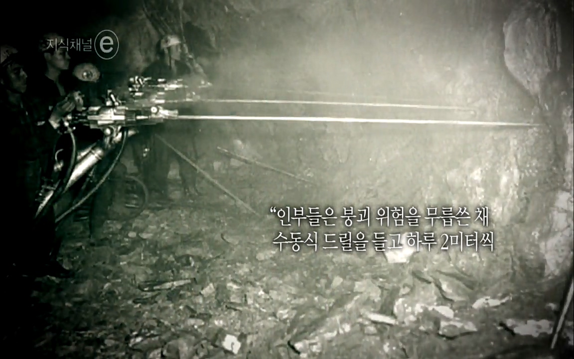 지식채널-e모두의 도로길 위, 누군가의 삶은 멈추었고 세상은 빨라졌다.mp4_20220506_210000.454.jpg
