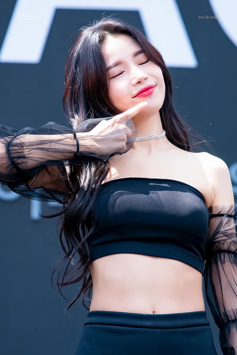  마마무 솔라 블랙 오프숄더 무대의상 사진