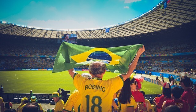 브라질-축구를-응원하는-팬-사진