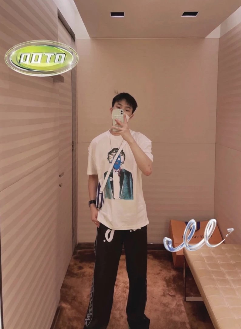  [LOUIS VUITTON] 루이비통 네온 워킹 맨 반팔 티셔츠 1A970R