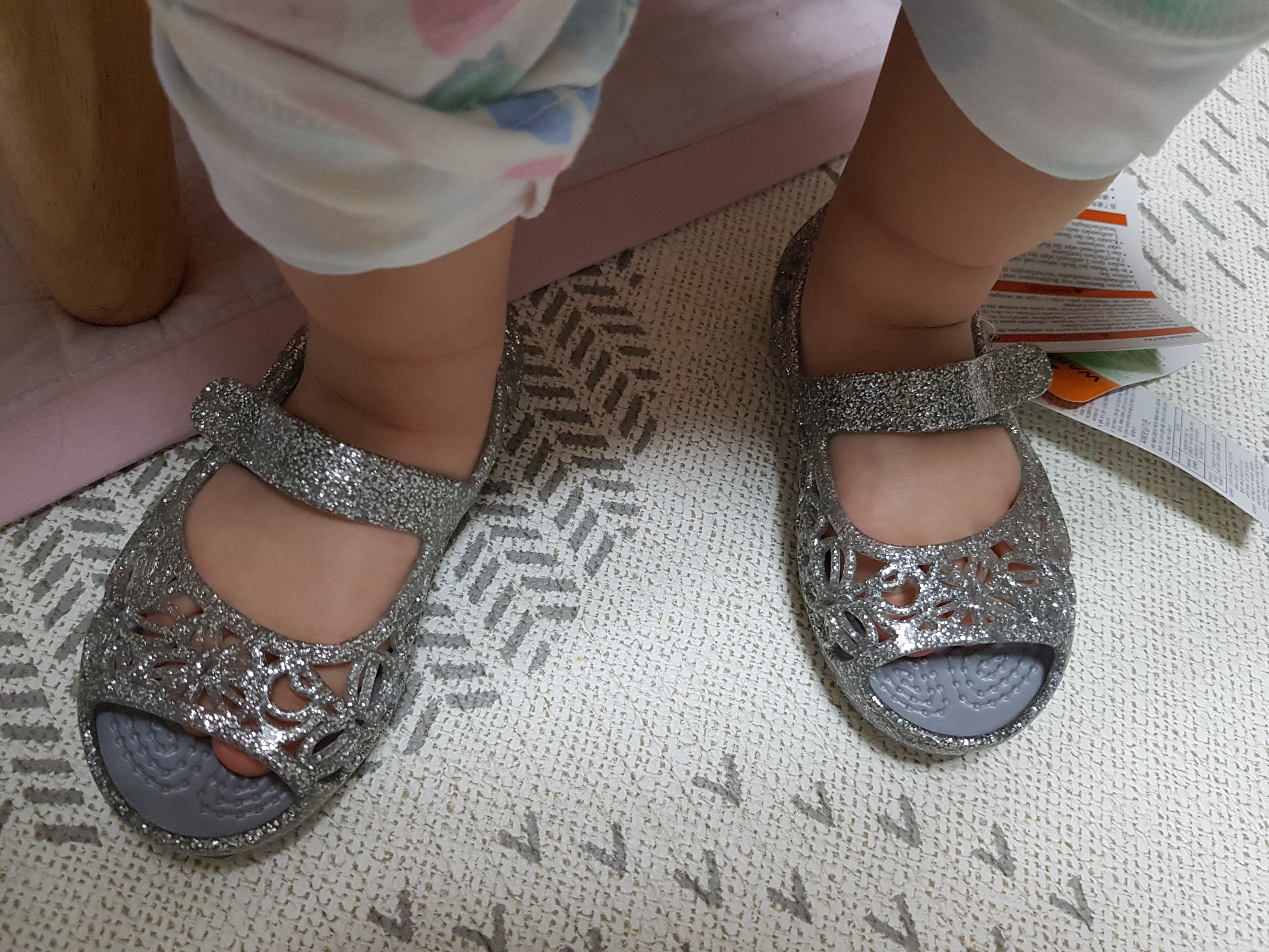  크록스 아동 ISABELLA GLITTER FLAT 샌들 (18SS202602) 실버 C6 후기.