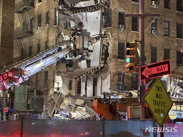 뉴욕 브롱크스의 90년 된 건물이 붕괴되었습니다.