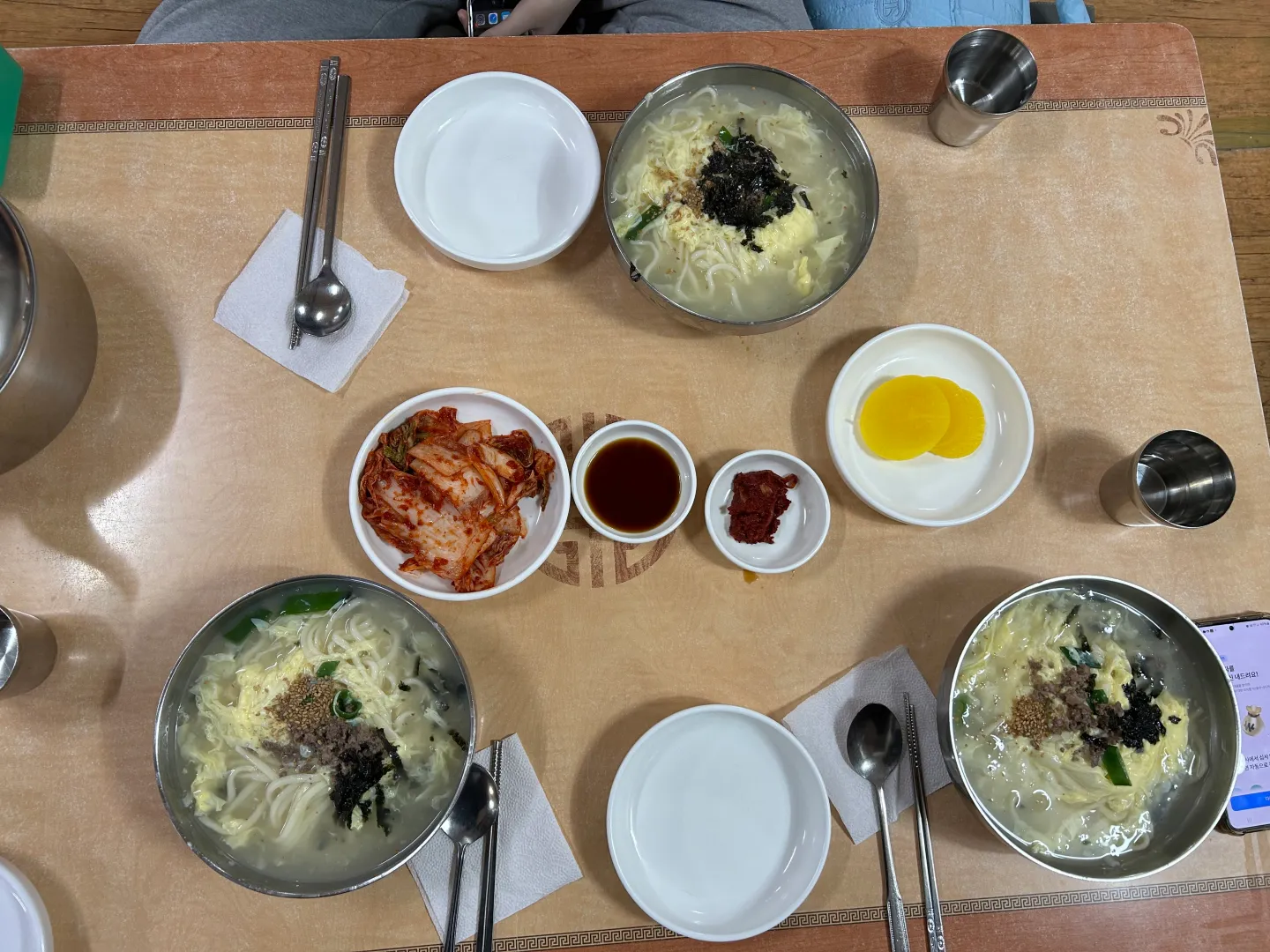 칼국수와 밑반찬을 볼 수 있는 이미지