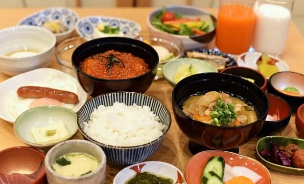밥과 국 그리고 일본식 반찬들이 테이블 한 가득 올라가 있다.