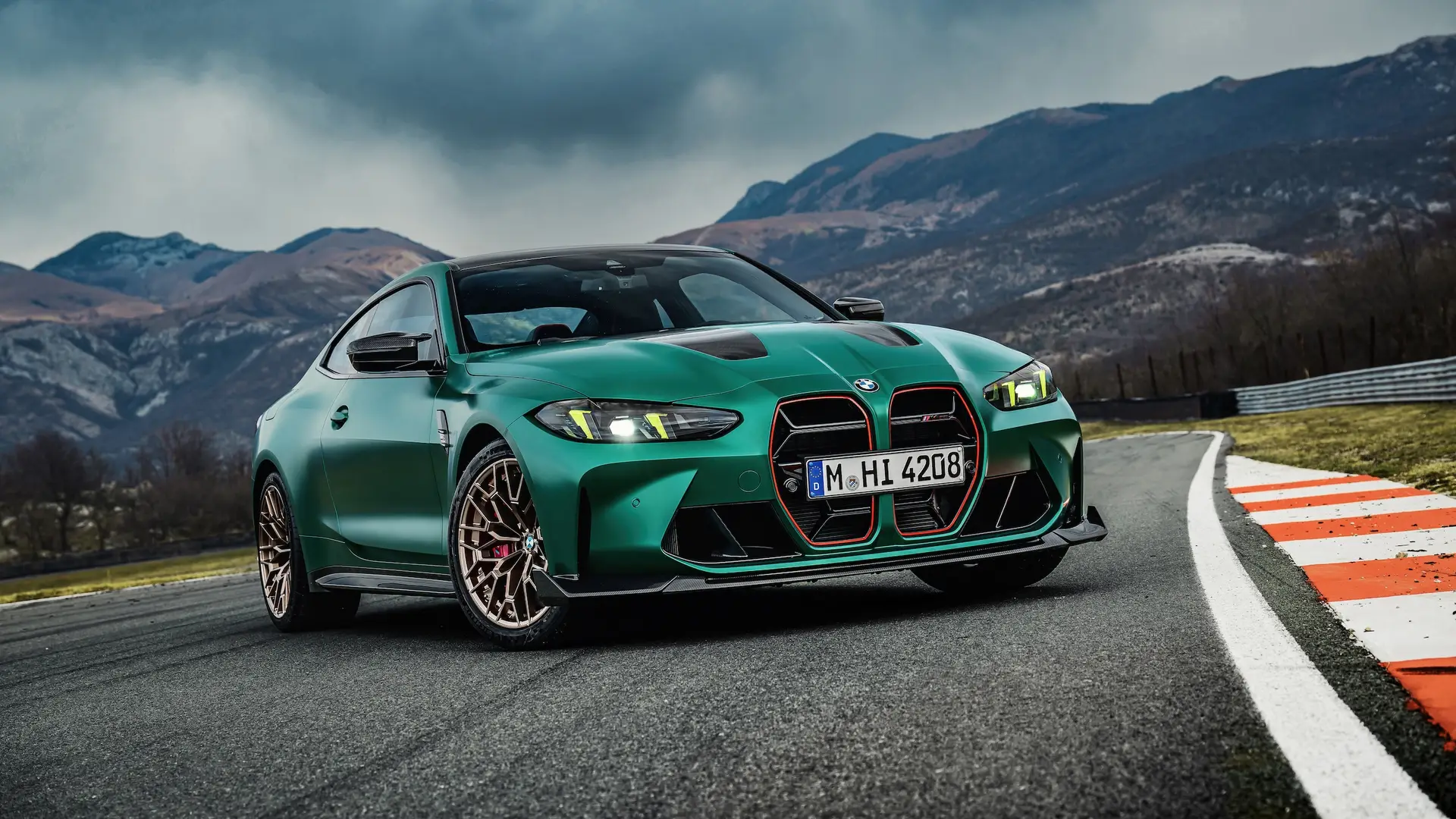  2025 BMW M4 CS는 M4 중 가장 빠른 가속을 자랑하는 모델입니다.