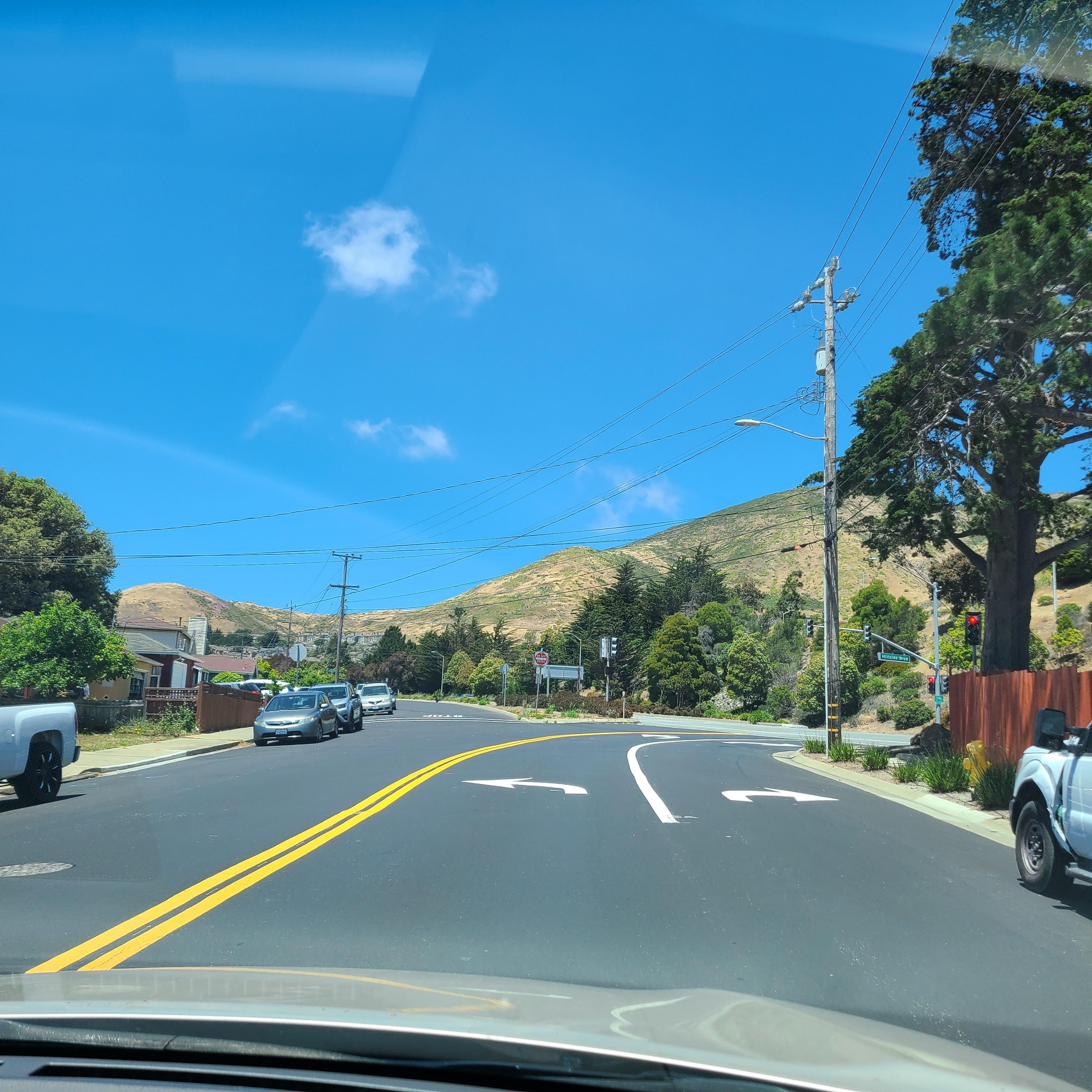 산이 보이는 South San Francisco 로컬 길