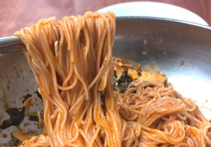 젓가락으로-잡은-비빔국수