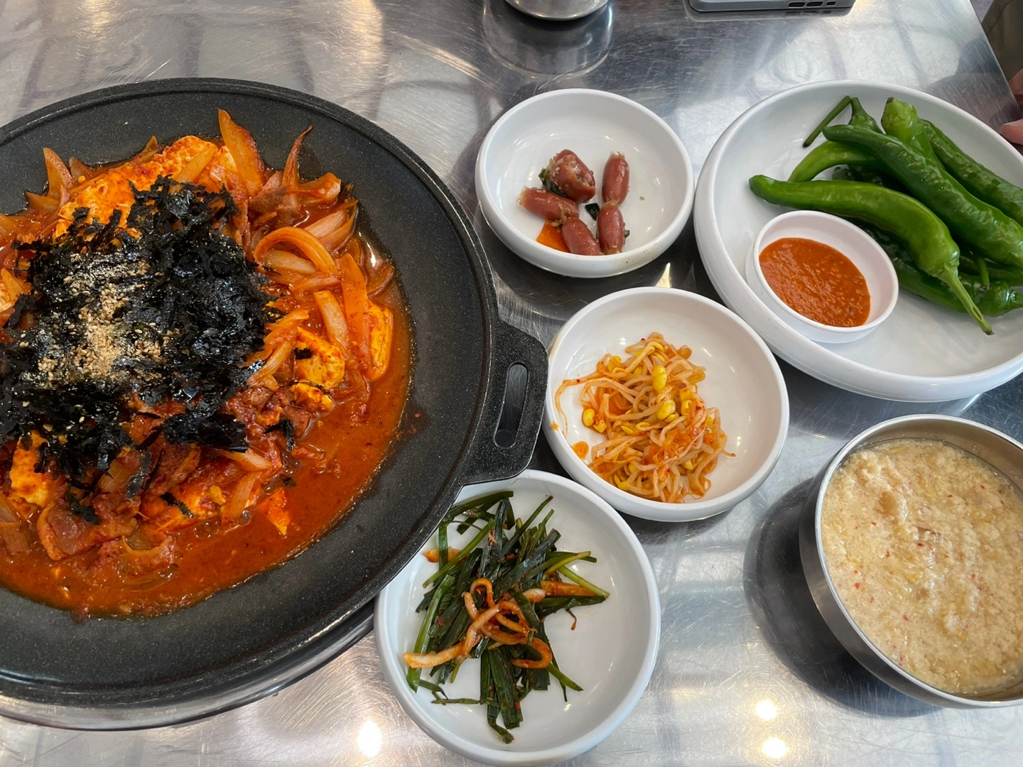 성수-천하-제일-솥뚜껑-자가두부-두루치기-기본-반찬