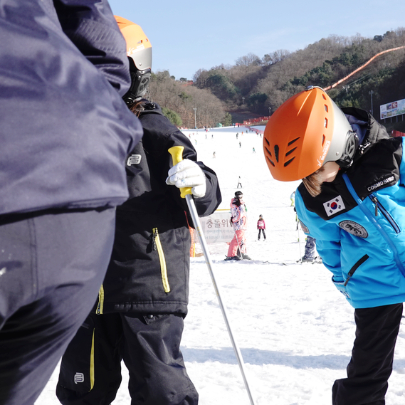 재미있게 스키를 배우고 있는 아이들 3