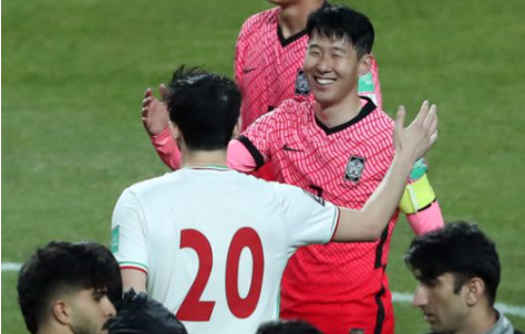 한국 이란전 경기직후 웃으며 인사하는 손흥민과 상대선수