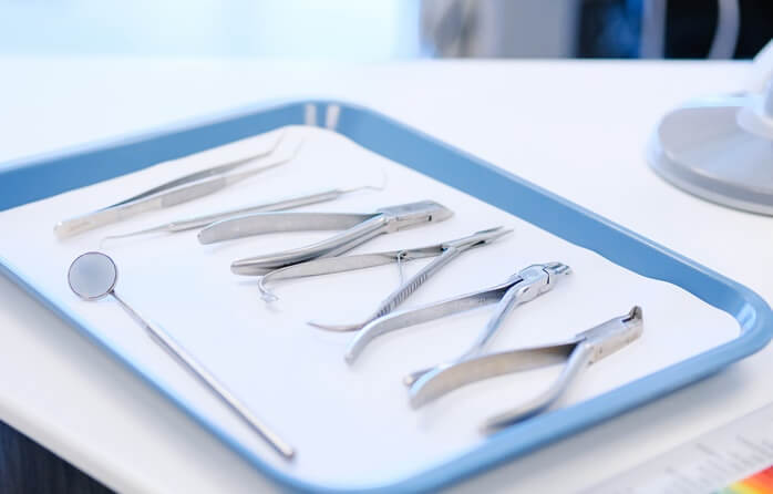 트레이 위에 일렬로 정돈되어 있는 치과 치료 장비들